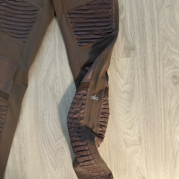 Alo Yoga Mink Color Moto Leggings Pants Tight Like New Sz M Rare Sold Out Color - Picture 6 of 7